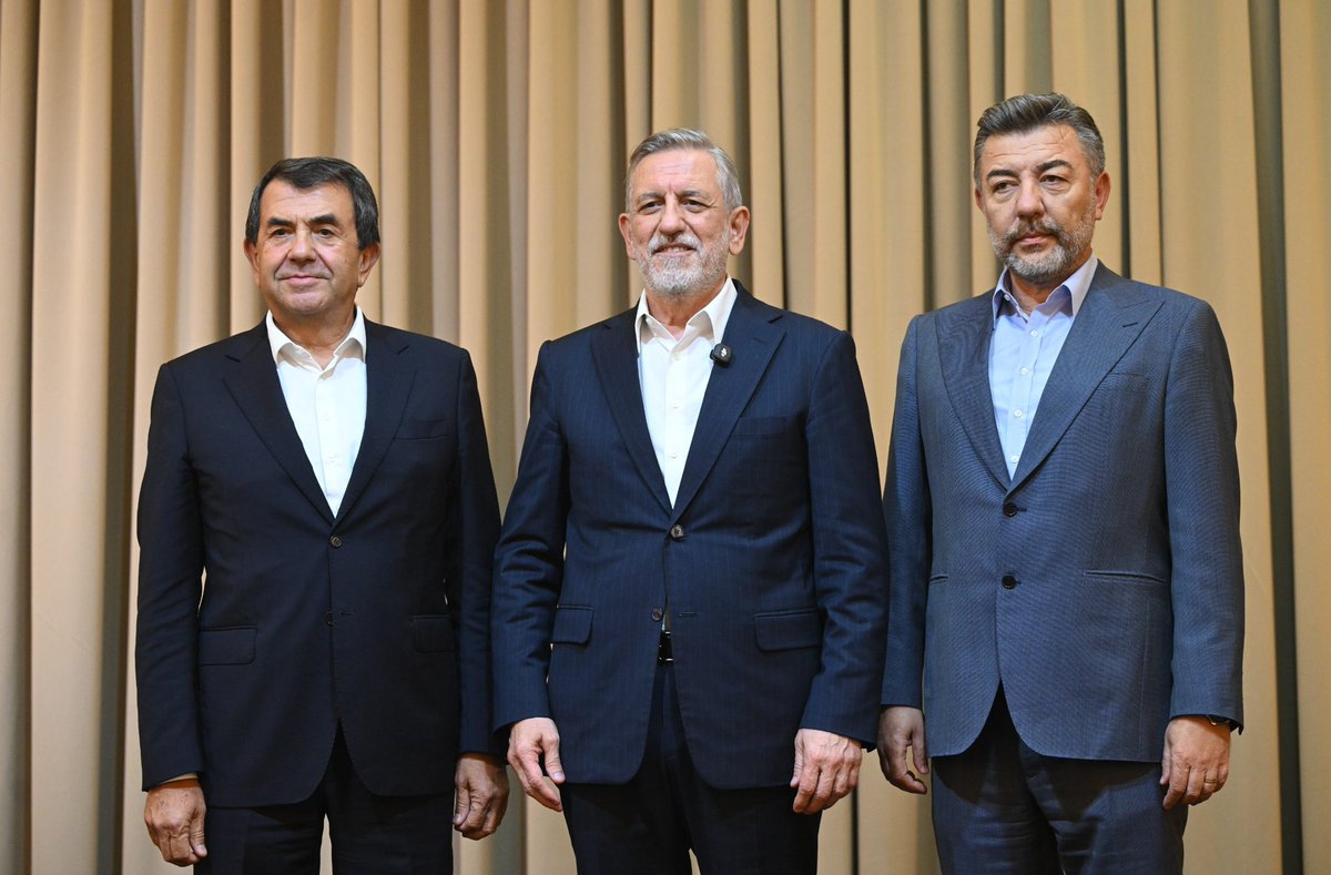 ibrahim_Burkay's tweet photo. Birlik ve beraberliğin olduğu yerde güç vardır, ortak bir gelecek inşa etme iradesi vardır. Bu akşam, yeni dönemde BTSO Meclisi’nde sektörlerini temsil edecek kıymetli meclis üyesi dostlarımızla bir araya gelerek, bu güçlü birlikteliğimizi bir kez daha ortaya koyduk.

Yaptığımız yoğun istişareler neticesinde, değerli yol arkadaşım Erol Dağlıoğlu’nu Meclis Başkan Adayımız olarak belirledik. Kendisinin BTSO Meclisimize güç katacağına inanıyor, iki dönemdir Meclis Başkanlığı görevini yürüten değerli dostum Ali Uğur’a bugüne kadar BTSO çatısı altında sunmuş olduğu katkılardan dolayı şükranlarımı sunuyorum. 

Hep söylediğimiz gibi bizim ilkelerimiz var. Biz bu ilkeler çerçevesinde yola çıktık. “Bursa Büyürse Türkiye Büyür” inancıyla saflarımızı sıklaştırdık, her geçen yıl daha da güçlenerek ve büyüyerek yolumuza devam ettik. Her meslek grubunda birlik ve beraberlik içinde çalıştık; BTSO’nun gücünü de işte bu ortak iradeden aldık.

Bugün geldiğimiz noktada önümüzde daha büyük hedefler, Bursa için daha büyük sorumluluklar var. 2030 Vizyonumuz doğrultusunda, 159 meclis üyemizin tamamıyla BTSO Meclisi çatısı altında Bursa ve Türkiye ekonomisine hizmet etmeye devam edeceğiz. 

#GüçlüBursaİçinOmuzOmuza