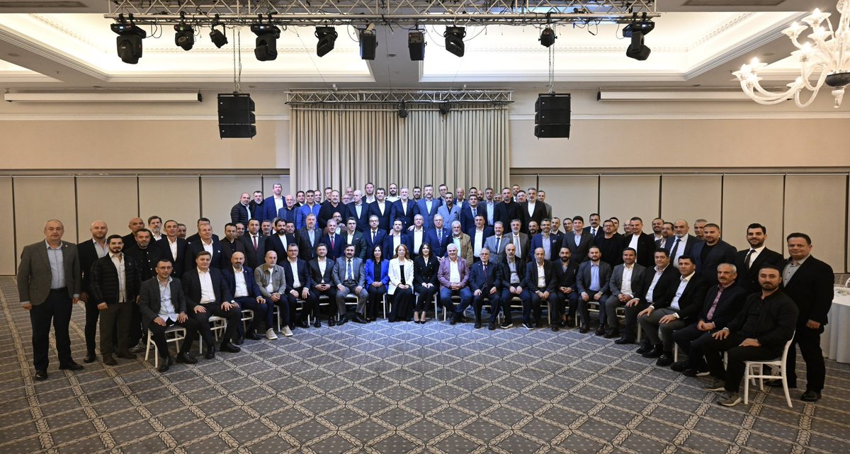 ibrahim_Burkay's tweet photo. Birlik ve beraberliğin olduğu yerde güç vardır, ortak bir gelecek inşa etme iradesi vardır. Bu akşam, yeni dönemde BTSO Meclisi’nde sektörlerini temsil edecek kıymetli meclis üyesi dostlarımızla bir araya gelerek, bu güçlü birlikteliğimizi bir kez daha ortaya koyduk.

Yaptığımız yoğun istişareler neticesinde, değerli yol arkadaşım Erol Dağlıoğlu’nu Meclis Başkan Adayımız olarak belirledik. Kendisinin BTSO Meclisimize güç katacağına inanıyor, iki dönemdir Meclis Başkanlığı görevini yürüten değerli dostum Ali Uğur’a bugüne kadar BTSO çatısı altında sunmuş olduğu katkılardan dolayı şükranlarımı sunuyorum. 

Hep söylediğimiz gibi bizim ilkelerimiz var. Biz bu ilkeler çerçevesinde yola çıktık. “Bursa Büyürse Türkiye Büyür” inancıyla saflarımızı sıklaştırdık, her geçen yıl daha da güçlenerek ve büyüyerek yolumuza devam ettik. Her meslek grubunda birlik ve beraberlik içinde çalıştık; BTSO’nun gücünü de işte bu ortak iradeden aldık.

Bugün geldiğimiz noktada önümüzde daha büyük hedefler, Bursa için daha büyük sorumluluklar var. 2030 Vizyonumuz doğrultusunda, 159 meclis üyemizin tamamıyla BTSO Meclisi çatısı altında Bursa ve Türkiye ekonomisine hizmet etmeye devam edeceğiz. 

#GüçlüBursaİçinOmuzOmuza