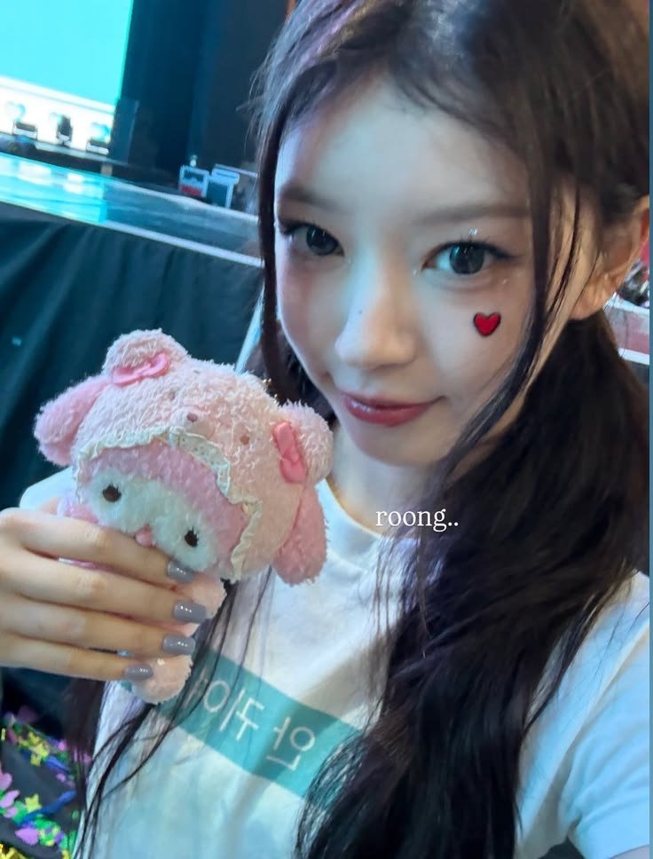 rez_channie's tweet photo. happy birthday to our dearest moka. i'll love you forever, i promise. so please continue to shine brightly on stage, and recover well. glitt love you<3 

#근데모카생일축하해주기로했짜나 #DearMOKAWithLove 
#モカちゃんの幸せがGLLITの幸せ https://t.co/0lkVEWsAwQ