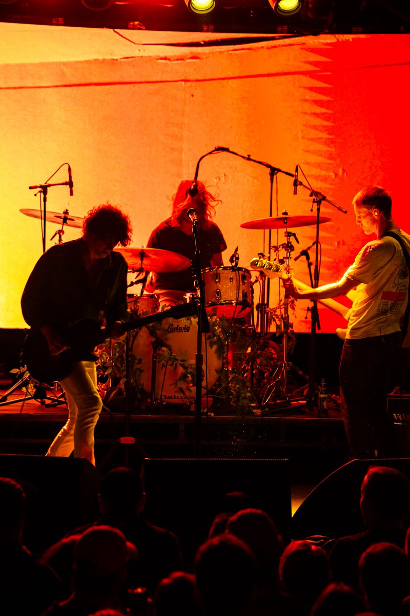 Razorlight's tweet photo. Thank you to everyone who came down to our Melbourne show on Tuesday. It was amazing to finally get back and play down here in your wonderful city! 

Tonight we’re in Perth with @wearejames. See you there 🙏 https://t.co/T8pcGhscRM