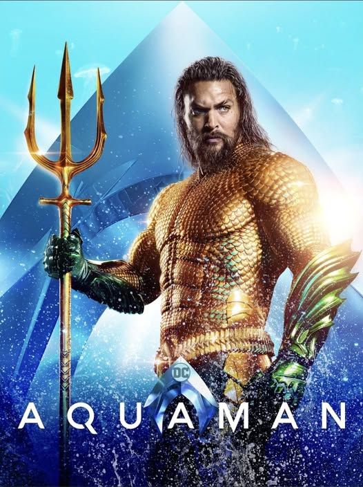 AQUELECARA's tweet photo. A maior evidência de autossabotagem da DC foi o que rolou depois desse filme
Os caras pegaram um personagem que sempre foi tratado como chacota, decidiram fazer um filme que aborda sem medo vários elementos fantasiosos do personagem e tentando abordar tudo da forma mais épica possível, mesmo compensando uma coisa ou outra(como armaduras tecnológicas e tal) ainda fluiu bem.
De quebra, abriram mão de vários clichês, ambos os pais biológicos estão vivos(e nenhum deles é babaca, Gunn até treme ouvindo isso), a mãe não morre logo depois de se reencontrar com o filho, o vilão de fato se rende sem dar uma apunhalada pelas costas, NENHUM VILÃO MORRE, etc. O que de fato é clichê é o desenvolvimento do Arthur e da Mera, individualmente e como casal.
"Tá. Mas e daí?", e daí que esse filme é A MAIOR BILHETERIA DA HISTÓRIA DA DC! Não é um filme mega realista ou cult do Batman, não é um filme baixo astral da DC ou um crossover, é só um filme que aborda a origem de um personagem e apresenta de forma corajosa a mitologia dele pra qualquer pessoa.
Daí, ao invés da DC aprender com esse filme, jogam a fórmula no lixo e tentaram ou copiar a fórmula Marvel de uma forma deplorável ou se apoiaram na vibe cult/realista pra agradar "fã da DC" só gosta do Batman do Nolan. Os únicos filmes que chegam perto dessa fórmula pra mim são Shazam(que acaba sendo infantil demais), Adão Negro(que em alguns momentos vira um filme genérico do The Rock se enaltecendo), e por fim a continuação, que demorou muito pra lançar e não evoluiu quase nada na jornada do personagem(um Aqualad já daria mais conteúdo).
Agora, apenas imaginem um filme do Lanterna Verde com essa fórmula...