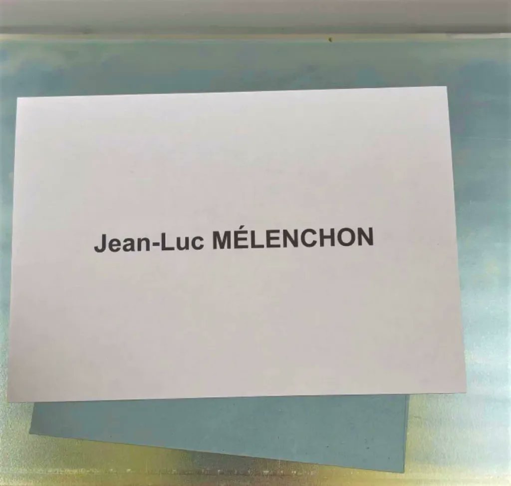 RiresDeGauche's tweet photo. J'ai un diplôme universitaire avec mention, j'ai plusieurs années d'expérience, je parle trois langues, et aujourd'hui mon père vient de me dire de postuler à McDo parce que je trouve pas de travail.

Les jeunes, lâchez-rien. On aura un futur que si on lutte.

Votez LFI 2027. https://t.co/FvlEUzqRb8