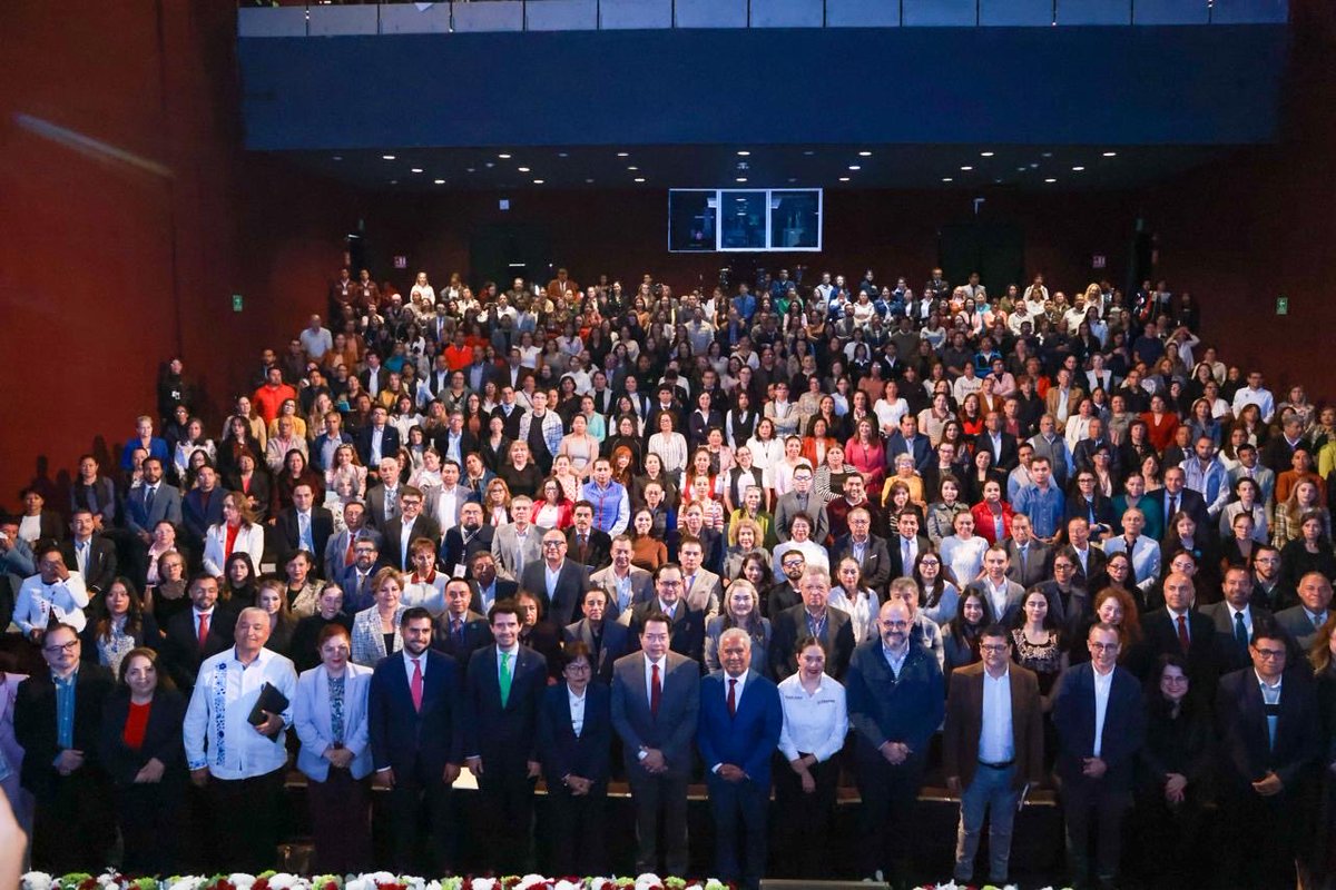 armentapuebla_'s tweet photo. Hoy en Puebla, recibimos el Foro Regional Centro Sur “La vida frente a la pantalla”, con la participación del secretario de la @SEP_mx, @mario_delgado, para reflexionar sobre el bienestar de nuestras niñas, niños, adolescentes y jóvenes.📱🙌🏻 https://t.co/Jf5WLJnfYE