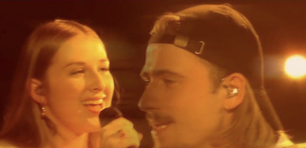 _Sarahpchh_'s tweet photo. Quand j’y pense c’est digne d’un film, ce 4 novembre, ils ne le savent pas encore mais après l’émission ils vont devenir 2 bigs star et tout péter. Et en plus de ça ils viennent de rencontrer leur âme sœur fin c’est trop beauuuu https://t.co/GEc6QrmMrX