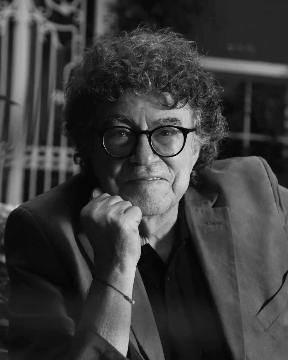 patriciajaniot's tweet photo. Murió @PieroCantautor, la voz que convirtió la nostalgia en canción. Tenía 81 años.

El cantautor argentino, nacido en Italia y con nacionalidad colombiana, murió este miércoles 7 de octubre en Buenos Aires, después de atravesar un delicado estado de salud. La causa de su muerte aún no ha sido informada oficialmente por su familia.

Su despedida llega después de más de seis décadas de carrera y de una vida marcada por canciones que terminaron convirtiéndose en parte de la memoria de varias generaciones: Mi viejo, Soy pan, soy paz, soy más y Para el pueblo lo que es del pueblo.

Y hay una coincidencia que hoy conmueve: su última publicación en redes no fue una despedida. Piero hablaba allí de IO Vengo, la canción que recientemente acompañó el desfile de Saint Laurent en París y que lo conectaba con sus raíces italianas.

Se va un artista, pero quedan sus canciones. Y queda, sobre todo, esa voz que durante décadas le puso música a la memoria, a los padres, al amor, a la esperanza y a una América Latina que aprendió a cantar con él.

Piero ya no está. Pero cuando suene “Mi viejo”, seguirá estando y pronto les contaré una historia muy especial que tengo con este maravilloso artista.

Un fuerte abrazo para su familia y amigos en este duro momento 🙏 

#Piero #MiViejo #QEPD #Luto #Noticias