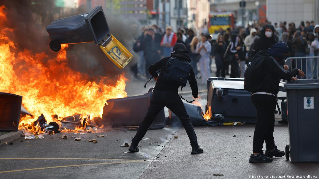 Rafael_Narbona's tweet photo. En Francia, las calles arden y no es por casualidad. La ciudadanía no puede más. Quizás es lo que quiere la derecha. Estimular la violencia para lanzar una oleada represiva. El capitalismo está destruyendo la democracia. Sin igualdad y solidaridad, no hay paz social. https://t.co/n3WAeEWCuU