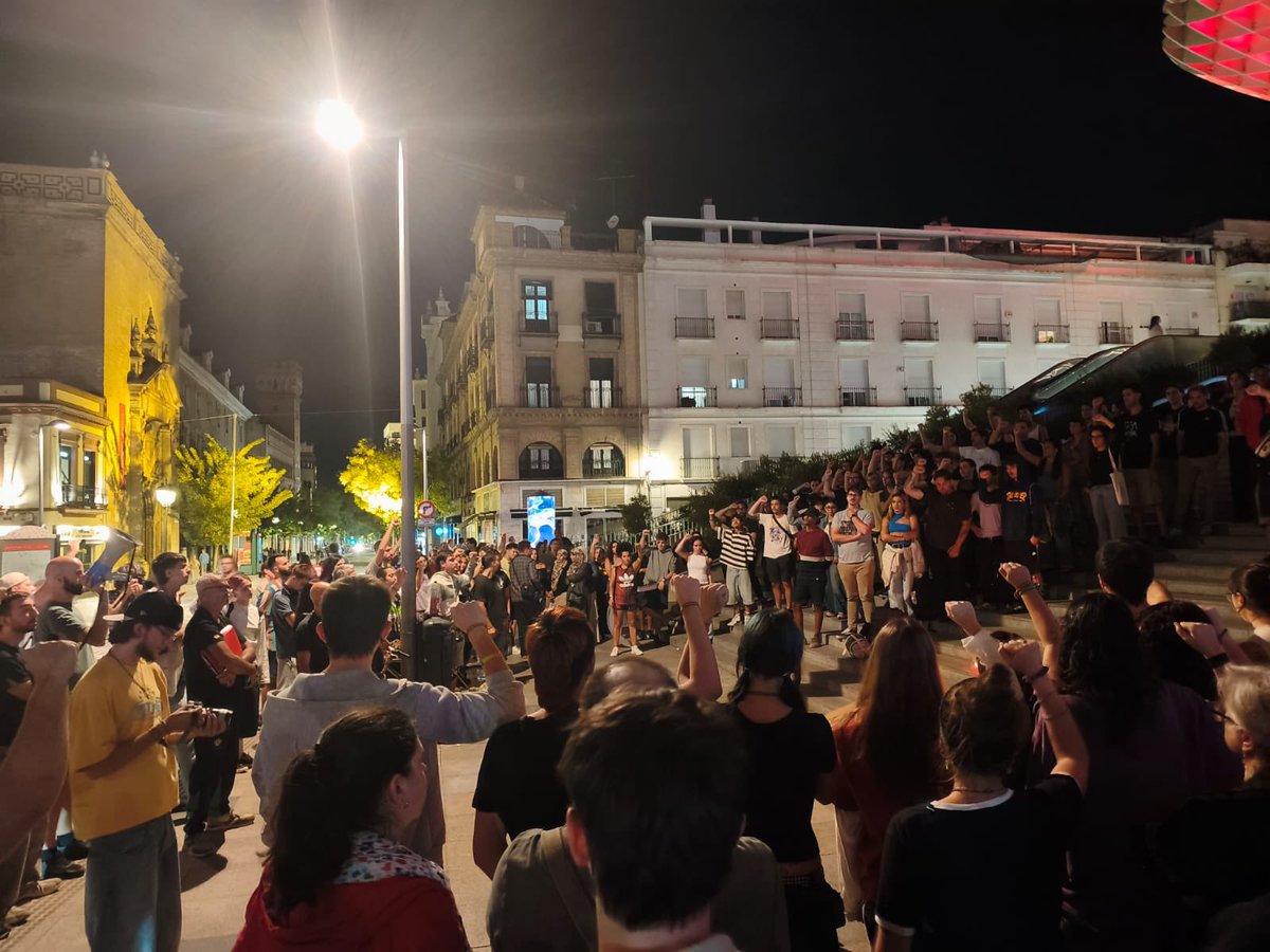 SindicaEstudian's tweet photo. 🔴 || Sevilla tampoco olvidará nunca a Maricarmen.

Maricarmen nos dijo que lucháramos por lo que es nuestro. Eso haremos. Hoy y siempre.

Los desahucios matan. https://t.co/4krP9x2joH