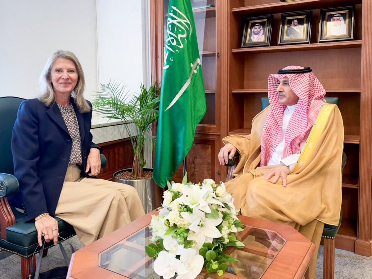 KSAmofaEN's tweet photo. #Riyadh | Deputy Minister for Political Affairs Ambassador Dr. Saud Al-Sati received Ambassador of Greece to the Kingdom, Katerina Varvarigou, during which they discussed issues of common concern. 🇸🇦🇬🇷 https://t.co/gge1yeor3t
