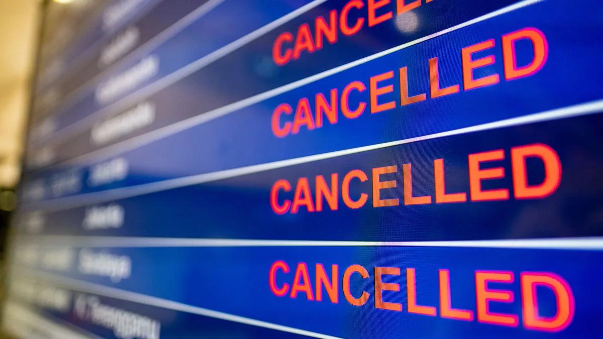 SolucionAir's tweet photo. Sobre las cancelaciones de Plus Ultra durante las obras en Ezeiza (25/10 al 11/11):

Si te reprogramaron un vuelo entre Argentina y Europa y te ofrecen otra fecha o un bono, no estás obligado a aceptarlo.

Si te pasaron a otro día, para la normativa europea tu vuelo fue cancelado, y la elección es tuya: reembolso en dinero (no en bono) o que te lleven a destino lo antes posible. Si el aviso llegó con menos de 14 días de anticipación, además puede corresponder una compensación.

Lo que conviene hacer ya mismo es exigir por escrito la reubicación, con un plazo de respuesta de 24 horas. El viaje está cerca, en esas fechas hay menos vuelos y las tarifas suben cada día. Cada día de espera te deja menos alternativas y un reemplazo más caro.

No aceptes el bono ni compres otro pasaje antes de dejar constancia del reclamo.

Si te pasó esto, escribinos y te mandamos por privado el mail para enviarle a la aerolínea ahora mismo.