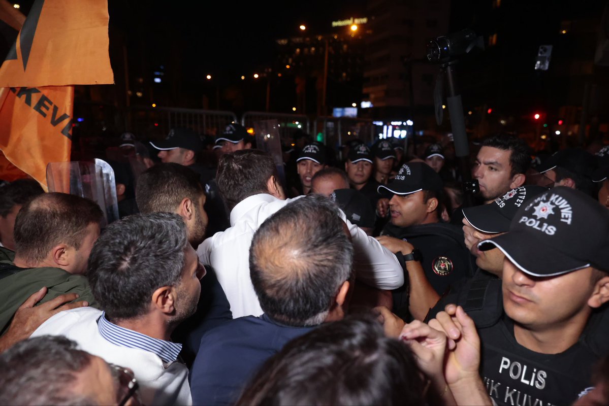 yenigencizmir's tweet photo. İzmir susmaz. İzmir boyun eğmez. İzmir teslim olmaz!

Bugün İzmir sokaklarında açıkça söyledik: Bu kent, siyasi ikbal hesaplarına teslim edilemez!
İzmir’in değerlerini, duruşunu ve iradesini hiçe sayarak yapılan her siyasi manevranın karşısında olacağız.

Hiç kimse İzmir’i kendi siyasi hesabına göre şekillendiremez. Bu kentin onuru da iradesi de makam hesaplarından büyüktür!
