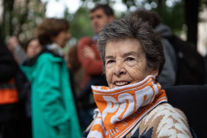 loretecle's tweet photo. È morta Maricarmen. 

Un fondo immobiliare l'aveva cacciata dalla casa di Madrid in cui aveva vissuto, in affitto, quasi tutta la sua vita. Da casa sua. Le avevano aumentato il costo da 500 a 2650 euro al mese. Lei, con la pensione, non se lo poteva permettere.

Dal suo sfratto, due settimane fa, sono partite le proteste che stanno paralizzando la Spagna. Senza volerlo, è diventata il simbolo del più grande moltiplicatore di disuguaglianze dei nostri anni: la crisi abitativa.

Non capita spesso, in Europa, che delle proteste facciano cadere un governo. Non capita quasi mai, in realtà. Maricarmen ce l'ha fatta, ma pagando un prezzo altissimo. Il fondo che l'ha sfrattata le ha impedito di morire in casa sua.