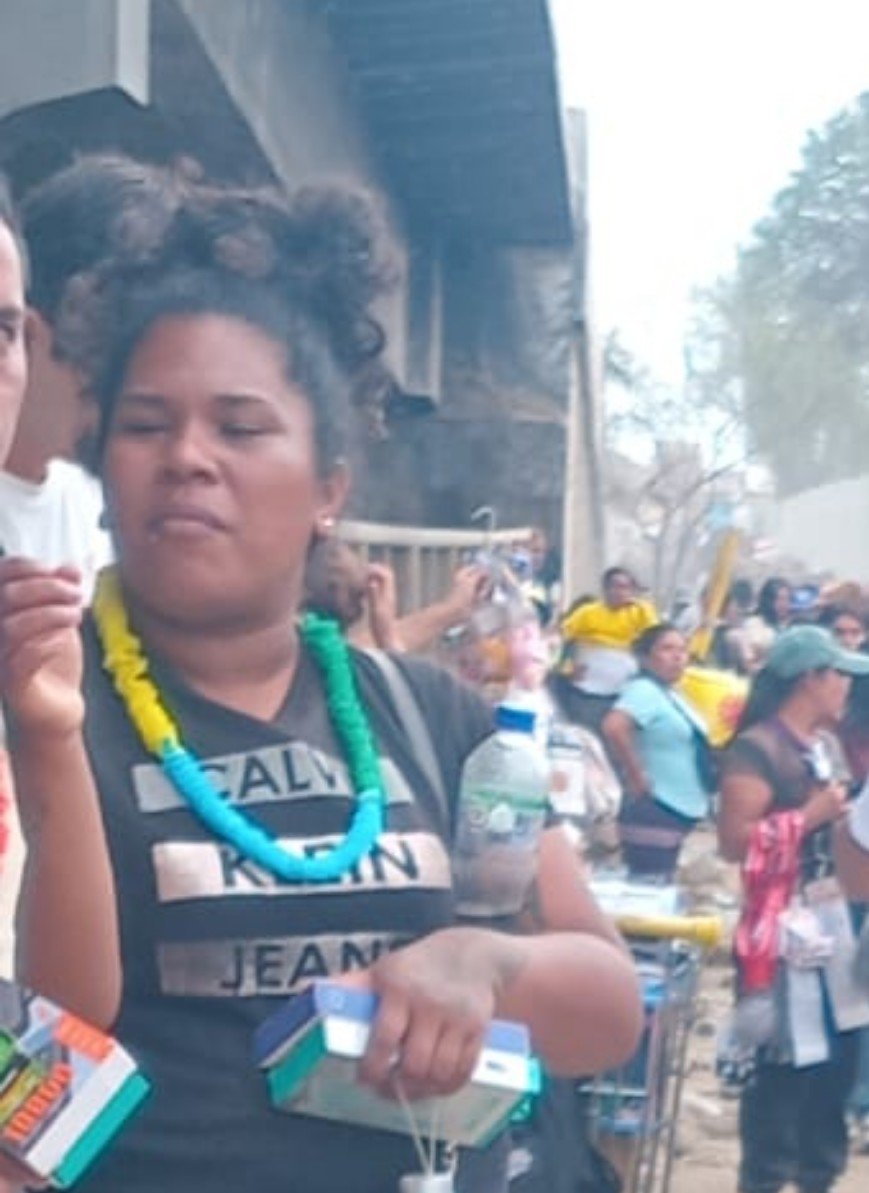 tkoohy's tweet photo. @tetebaneada yo ayude a unas dominicanas, les robaron el celular, está señora es cómplice del choro, se hizo a la huevona cuando se le encaro, si la ven apartenla, dicen ofrecer fila y te roban, tengan cuidado porfavor https://t.co/tbkj0Pxfls