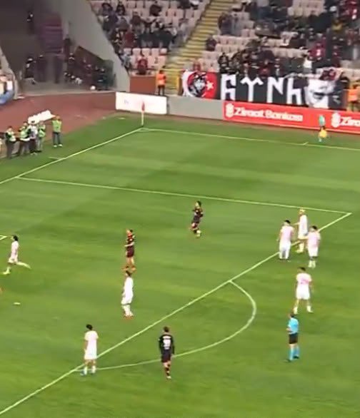 aykiri's tweet photo. Eskişehir tribünlerinden çarpıcı görüntü.

Tribüne, Göktürk alfabesiyle Türk yazılı pankart astılar. 

Pankartın sağında Ay yıldız içerisinde Bozkurt, solunda ise Atatürk’ün gözlerine yer verildi. https://t.co/wHgO7oxcW8