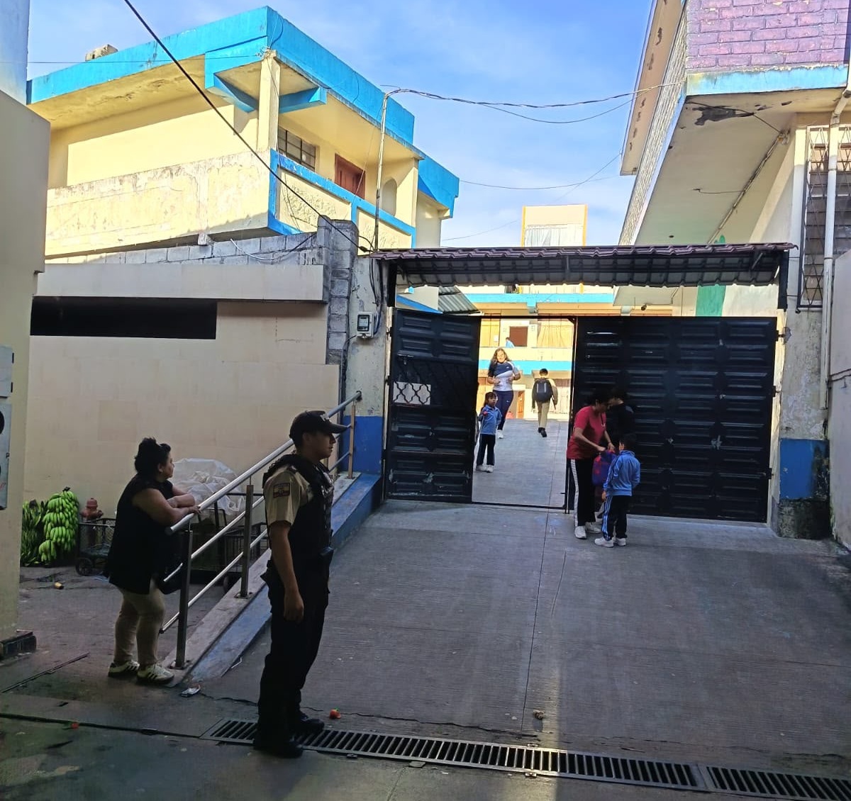 PoliciaEcZona3's tweet photo. 📍#TUNGURAHUA | ESCUELAS SEGURAS EN EL #DISTRITO BAÑOS
Fortalecemos las acciones de prevención y seguridad en las instituciones educativas, mediante patrullajes preventivos y acercamientos con la comunidad educativa.
#PolicíaEcuador
#ServirYProtegerConFirmeza https://t.co/BSyQpTOf6y