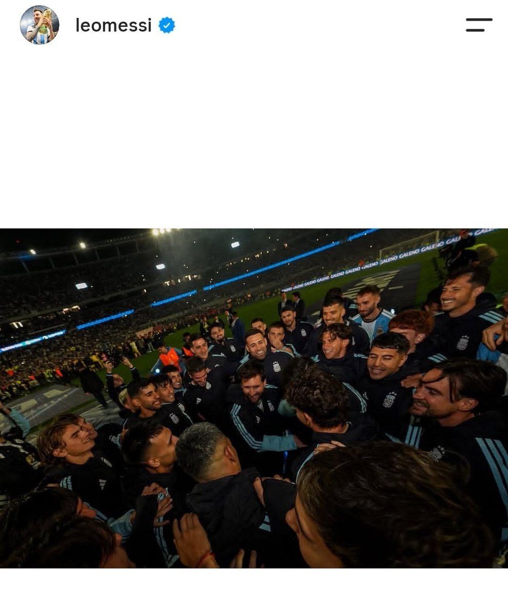 Gaabanaa's tweet photo. Messi subio el momento junto en que terminó de consolarlo a Enzo post discurso, se le cagaba de risa el tipazo jskakajjj https://t.co/zGGrBupKRy