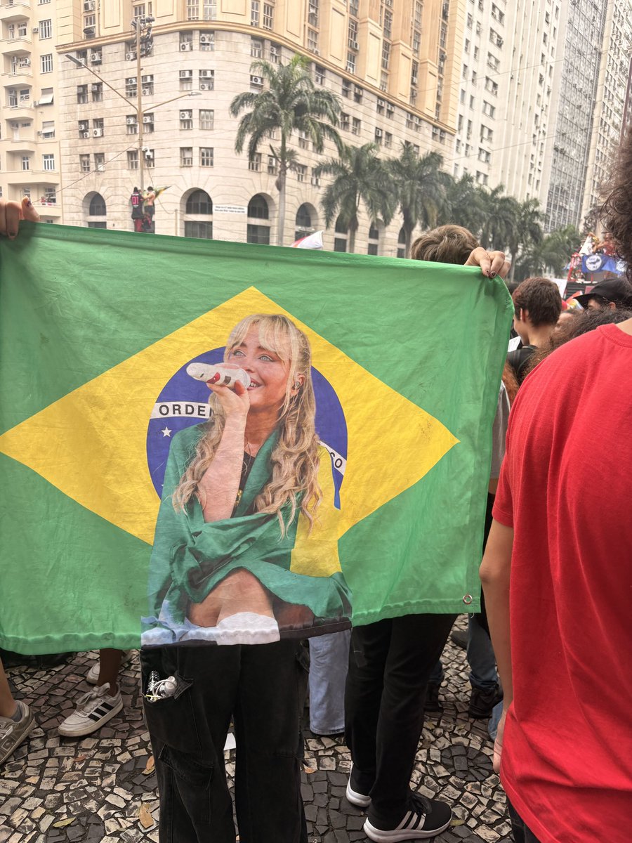 bettercalljulie's tweet photo. diva pop &amp; góticas contra o fascismo! https://t.co/FtYRCu8tUL