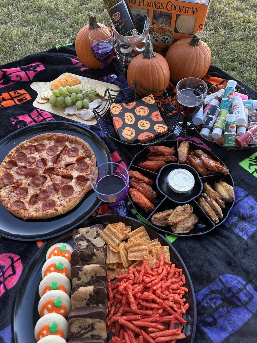 plugdontmiss's tweet photo. This is your sign for a spooky picnic date https://t.co/I4dhvlh2qR