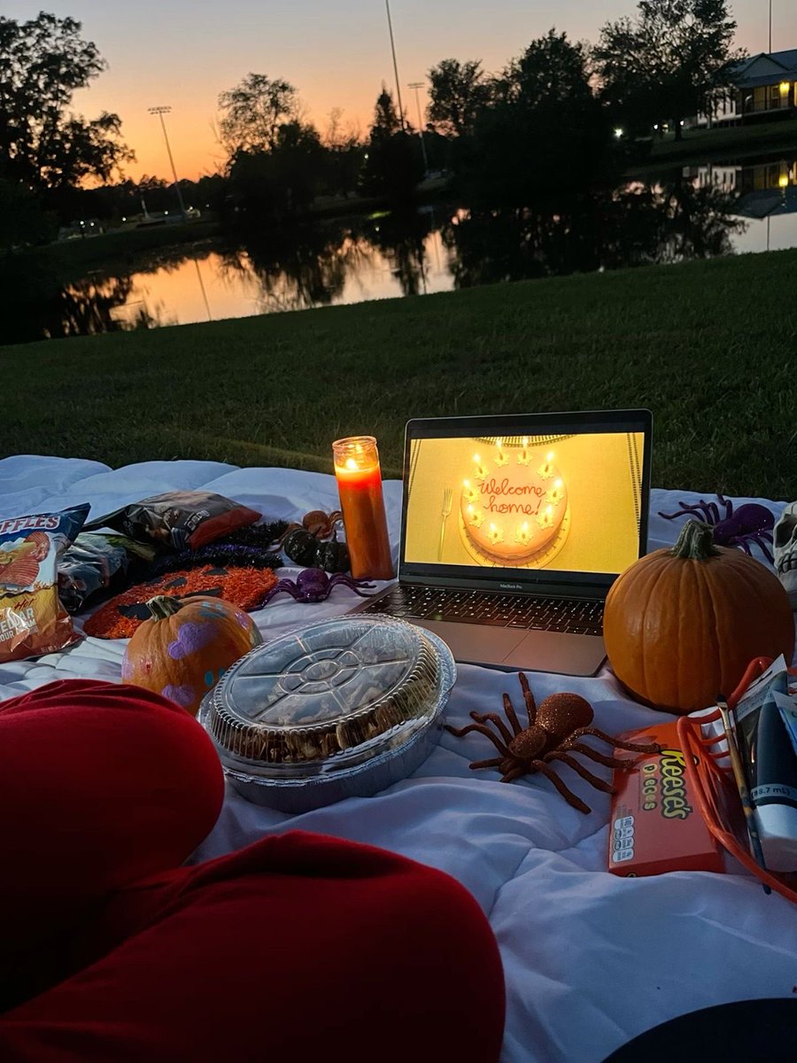plugdontmiss's tweet photo. This is your sign for a spooky picnic date https://t.co/I4dhvlh2qR