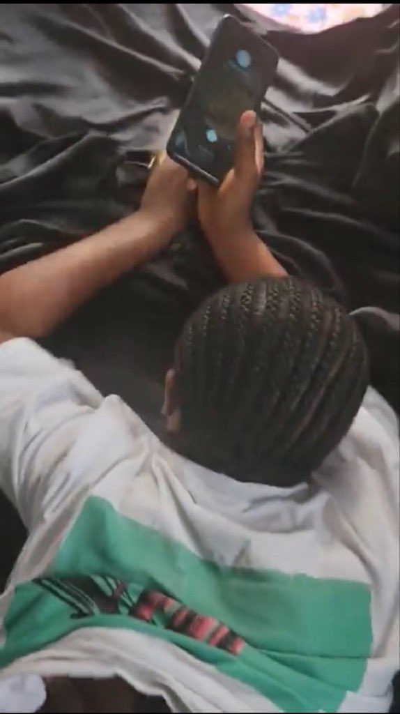 Favourite_Gab's tweet photo. This doesn’t define a woman’s love for you, because even in this position she’s still thinking about you. 
Do not let the internet make you feel bad king, your woman loves you regardless. https://t.co/v7kPo24HaR