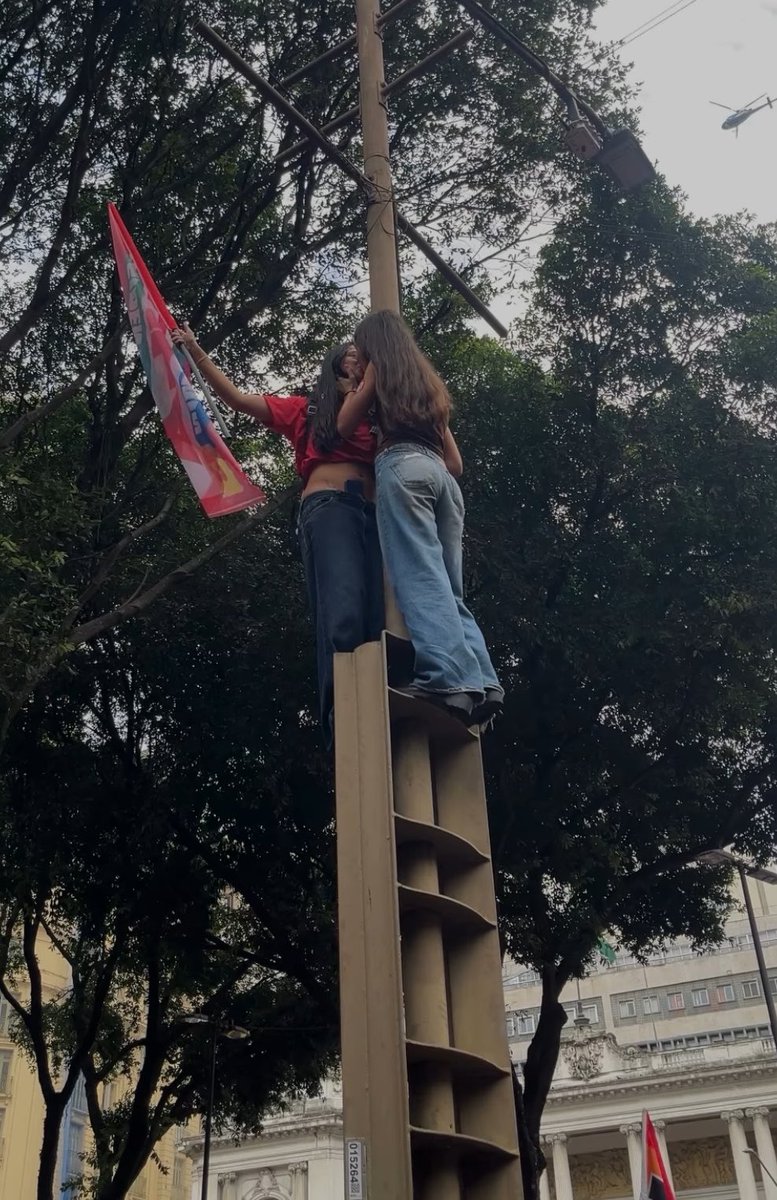 sohffc's tweet photo. quando me encontrarem com a minha namorada extremamente politizada em um protesto lutando pelos nossos direitos, por favor não me tirem de lá, é exatamente onde eu quero estar (minha meta toda 👇🏻 https://t.co/GgkPQaEr9j