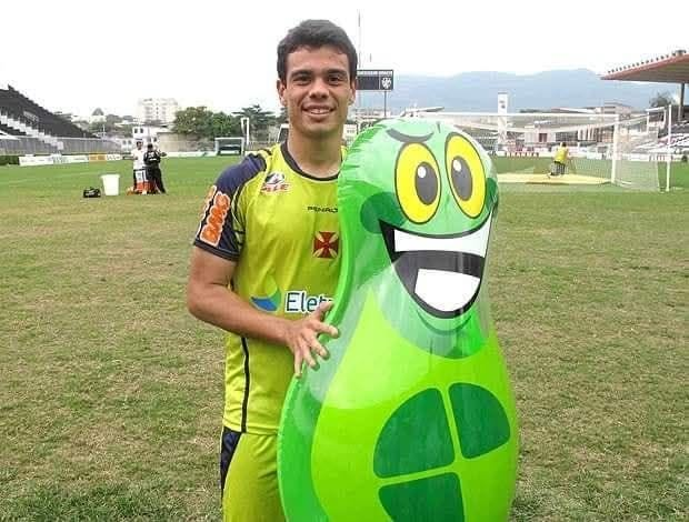 Noitedecopa's tweet photo. Um cara de 18 anos disse pra mim que não conhecia o João Sorrisão. Estamos velhos, galera... https://t.co/ehbXXYHNCZ