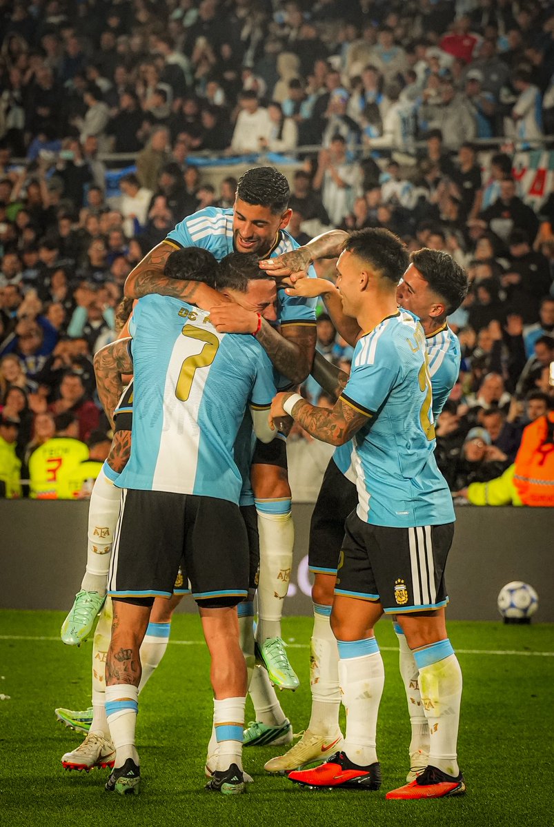 EnzoFe17's tweet photo. No hay muchas más palabras ni adjetivos para un momento así. Nos acompañaron toda la vida, en las buenas y en las malas, por eso solo toca agradecer.

Gracias General, fue un placer compartir tantos momentos dentro y fuera de la cancha. Sos una parte gigante de nuestra historia, más de 10 años con esta camiseta y te mereces lo mejor para lo que venga. @Notamendi30 

Leo. Creo que cualquier frase va a quedar corta. Sos el ídolo de mi vida, pude cumplir el sueño de conocerte, jugar y salir campeón con vos. Solo deseo que puedas disfrutar tu vida. No sé si al nivel de cómo nos hiciste disfrutar a nosotros, porque va a ser imposible, pero solo deseo que seas feliz. Tu legado va a ser eterno para todo el país, gracias por llevar la bandera a lo más alto del mundo. El mejor jugador de la historia es Argentino. 🐐

Los vamos a extrañar mucho y va a ser difícil sin ustedes pero seguiremos los pasos que nos marcaron después de tantos años en buenas y malas. Simplemente y eternamente GRACIAS. 🥹🇦🇷🩵🤍