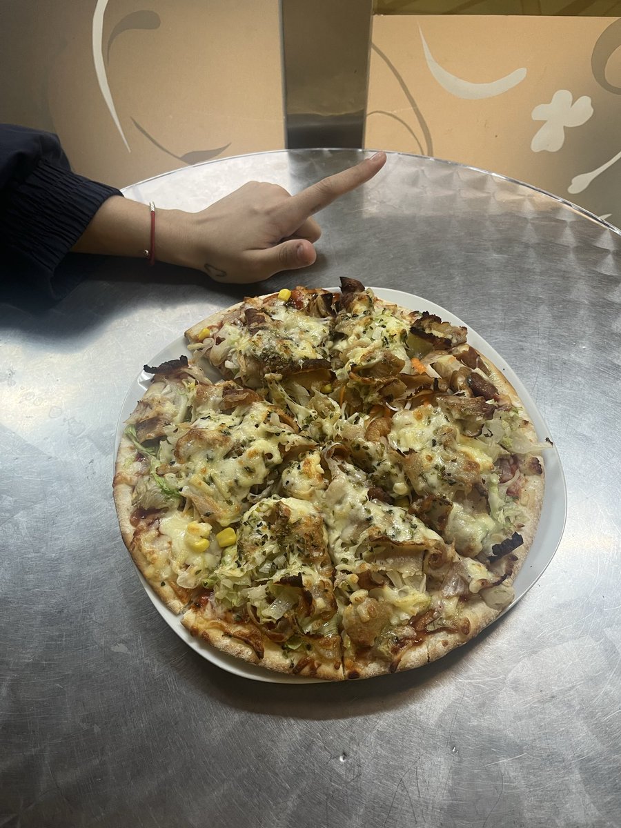 AlphadeAlba's tweet photo. Quien va a ser el cornudo que me pague la cena ?JAJAJAJAJ🐷🐷💸💸 https://t.co/t65uvK0ARw