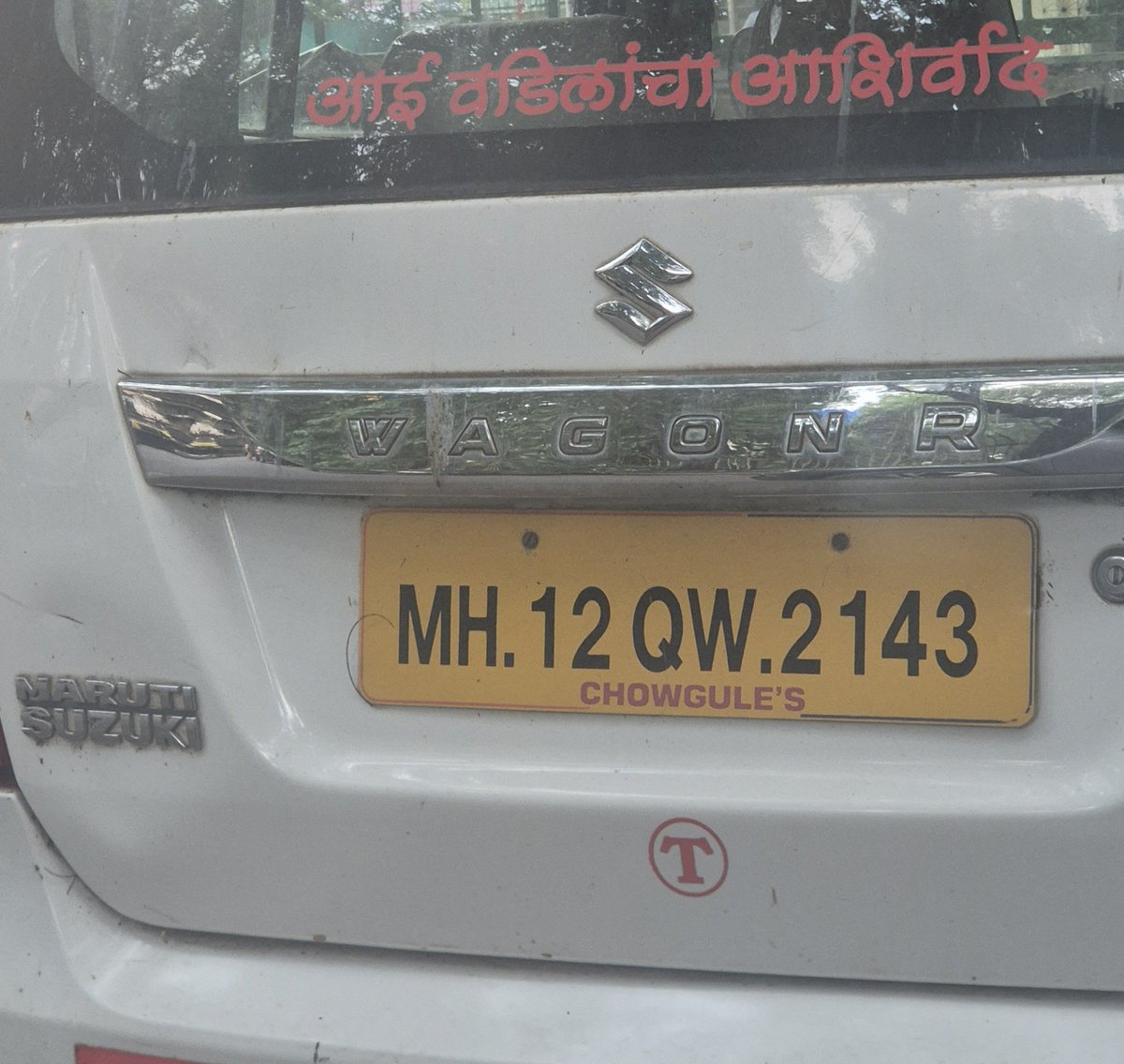 Beinghuman7715's tweet photo. @MTPHereToHelp @CPMumbaiPolice @AddCPCentralMum @MumbaiPolice uber ola T permit vehicles are not allowed parking in residential area by law. This is an abandoned vehicle. Has pending challans of overspeeding. Opp bldg10 Sainik Sadan Rd Adarsh Nagar Century Bazar Prabhadevi. https://t.co/KVQR1LKg2I