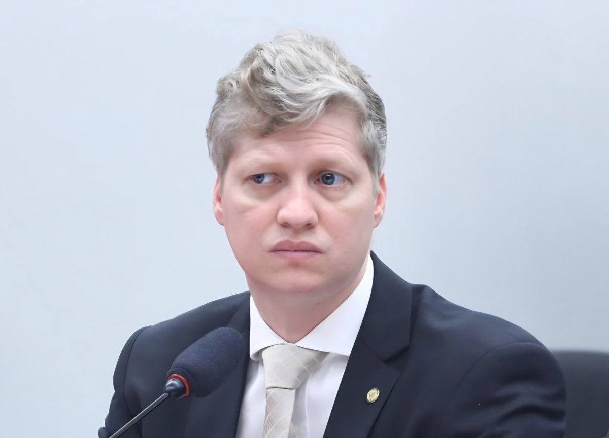 ualifiaraujo's tweet photo. A direita ganhou o Senado. Agora não pode entregar a presidência da Casa para quem só usa a direita na eleição.

O nome é Marcel van Hattem, do Rio Grande do Sul.

3,4 milhões de votos. Derrubou o PT e o PSOL no estado. Chega ao Senado para lutar, não para sentar e negociar a pauta no cafezinho.

É o senador que a direita precisa no comando: enfrenta o STF, defende liberdade, cobra impeachment e não troca princípio por cargo. No governo Flávio, presidente do Senado tem de ser quem ajuda a direita a governar,  não quem a segura. 

@marcelvanhattem  é o cara certo para a presidência do Senado e não vai decepcionar. 

Coloque esse cara lá e veja a mágica acontecer.