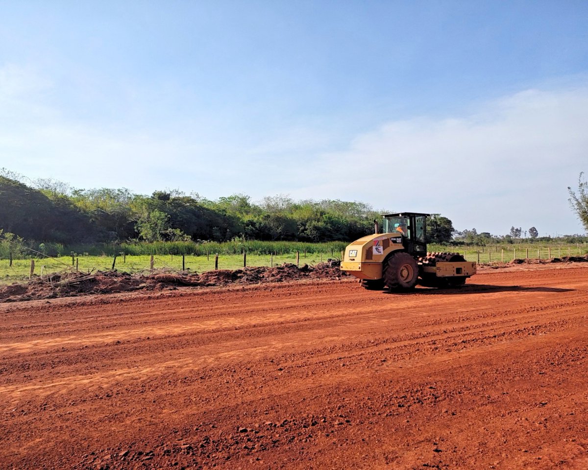 Fonplata's tweet photo. 📍 Avanza una obra para mejorar la conectividad vial de Paraguay

Nuestro equipo realizó una misión de supervisión a las obras del Programa “Mejoramiento de la Ruta Nacional N°17, Tramo Vial entre Pedro Juan Caballero – Capitán Bado – Itanará – Ypejhú Departamentos de Amambay y Canindeyú de la República del Paraguay”, un proyecto que FONPLATA apoya con un préstamo de USD 220 millones.

La iniciativa contempla la pavimentación de aproximadamente 200 km entre Pedro Juan Caballero e Ypejhú y beneficiará a alrededor de 150.000 personas. 🛣️

Durante la visita, realizada del 29 de septiembre al 1 de octubre, recorrimos las obras y mantuvimos reuniones con el organismo ejecutor, la fiscalización y los contratistas para conocer los avances y analizar la planificación de los próximos meses.

Así, FONPLATA continúa acompañando la agenda estratégica de infraestructura vial de Paraguay, impulsando una mayor conectividad y mejores condiciones para el desarrollo.

#Infraestructura #Desarrollo #Paraguay #Conectividad