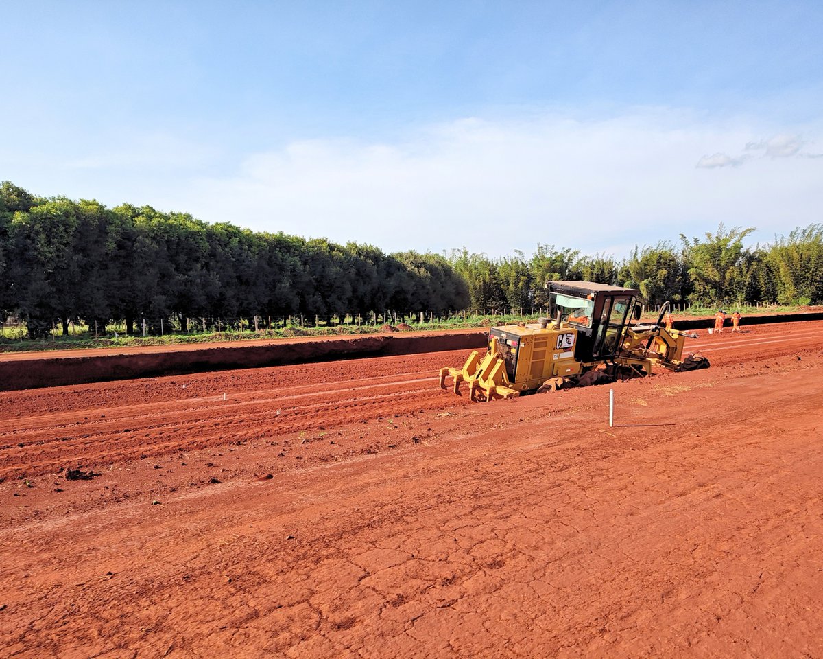 Fonplata's tweet photo. 📍 Avanza una obra para mejorar la conectividad vial de Paraguay

Nuestro equipo realizó una misión de supervisión a las obras del Programa “Mejoramiento de la Ruta Nacional N°17, Tramo Vial entre Pedro Juan Caballero – Capitán Bado – Itanará – Ypejhú Departamentos de Amambay y Canindeyú de la República del Paraguay”, un proyecto que FONPLATA apoya con un préstamo de USD 220 millones.

La iniciativa contempla la pavimentación de aproximadamente 200 km entre Pedro Juan Caballero e Ypejhú y beneficiará a alrededor de 150.000 personas. 🛣️

Durante la visita, realizada del 29 de septiembre al 1 de octubre, recorrimos las obras y mantuvimos reuniones con el organismo ejecutor, la fiscalización y los contratistas para conocer los avances y analizar la planificación de los próximos meses.

Así, FONPLATA continúa acompañando la agenda estratégica de infraestructura vial de Paraguay, impulsando una mayor conectividad y mejores condiciones para el desarrollo.

#Infraestructura #Desarrollo #Paraguay #Conectividad
