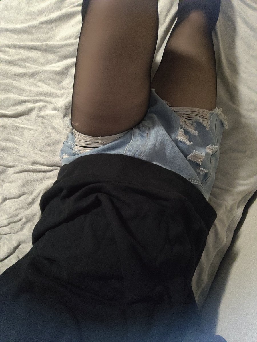fe5hc8's tweet photo. 昨日の撮った写真の寝転びバージョン
ん？？？よく見たら左の太もものところも軽く伝線してるじゃん😭
これはそろそろバイバイかな～。
ショーパンに合わせるビールとか靴ってどんなのがいいの？
#男の娘 
#女装 
#ストッキング https://t.co/NOTd54bNX8