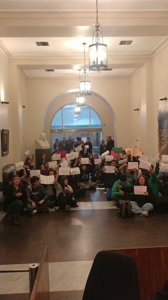 MauriCaminos's tweet photo. Ahora. Sentada adentro de la secretaria de educación de nación por incumplimiento de la ley de financiamiento universitario https://t.co/tJR2eQsxRP