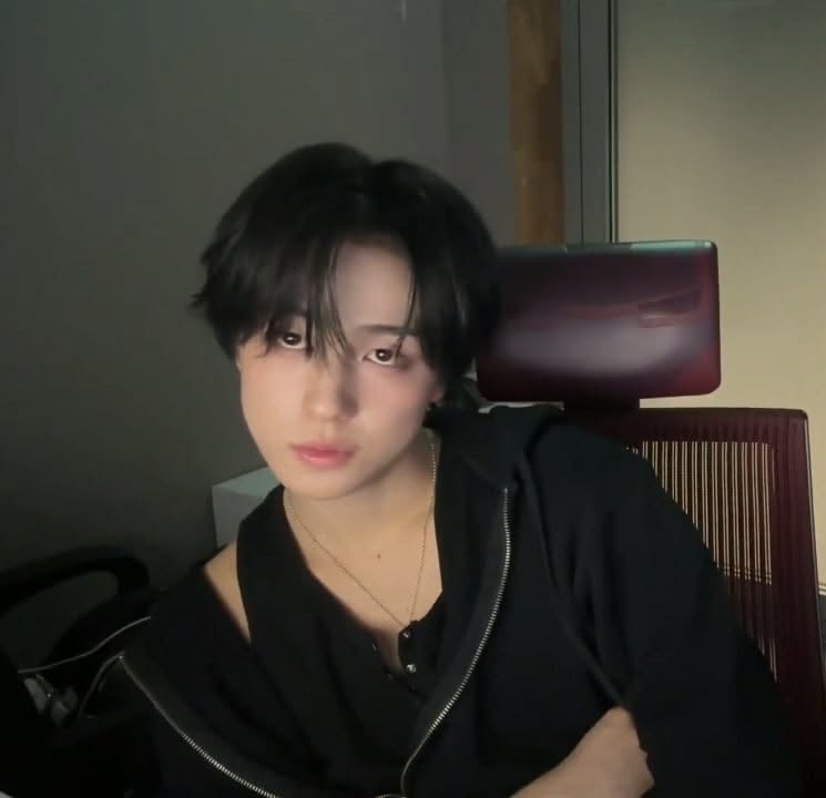 joyumlvr's tweet photo. stop looking at me with those bottom eyes https://t.co/QKioj6L9ny