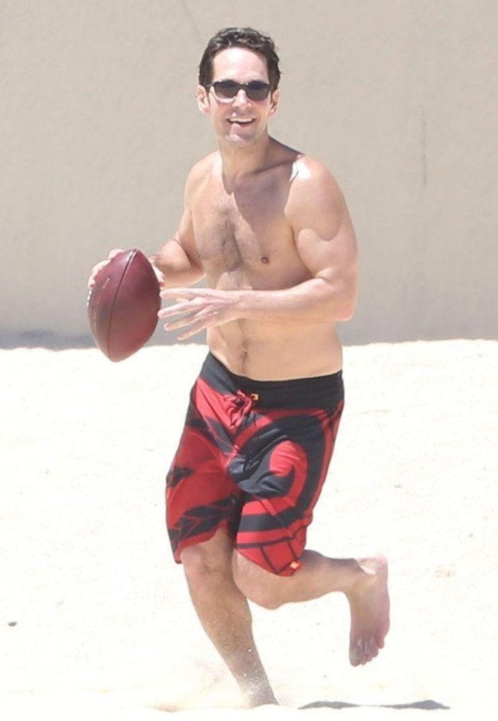 OmoAluko11's tweet photo. Paul Rudd proving that even Ant-Man needs a beach day. https://t.co/HHqjPJsZjZ