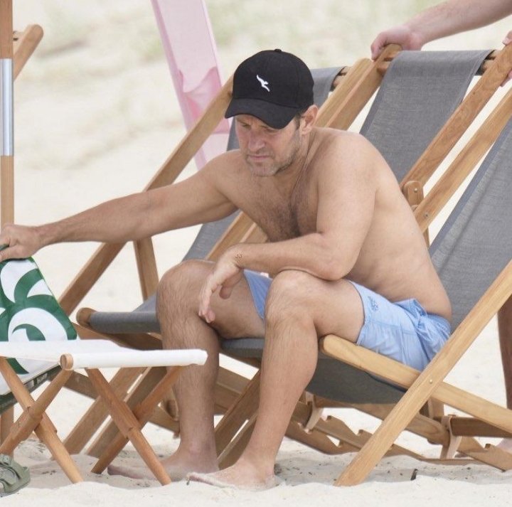 OmoAluko11's tweet photo. Paul Rudd proving that even Ant-Man needs a beach day. https://t.co/HHqjPJsZjZ
