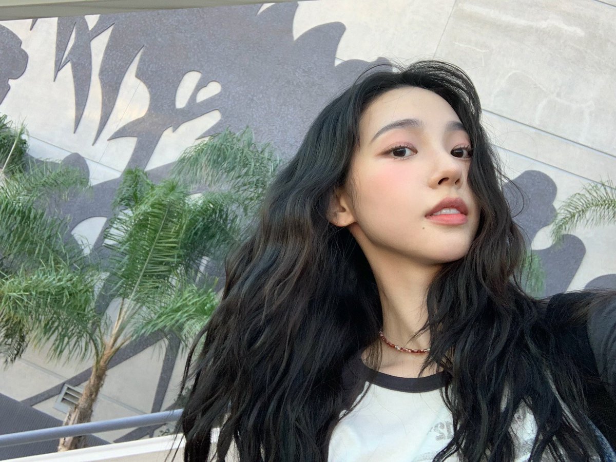 ana4infinity's tweet photo. foto ini dia bnrn kayak ada jamet jametnya gt 😭😭 https://t.co/JagjRa82yl