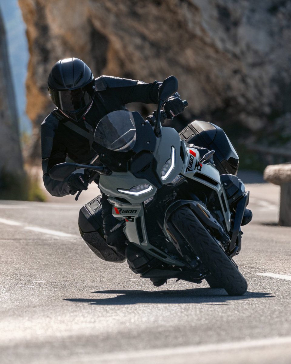 BMWMotorradUSA's tweet photo. One curve? Cute. How about the whole mountain pass?
#MakeLifeARide #R1300RS #BMWMotorrad https://t.co/FXxcv684T7