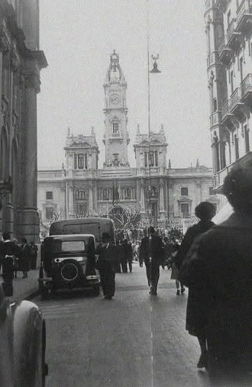 PassejantV's tweet photo. València, anys 1950. Carrer de Correus i Ajuntament. https://t.co/FZXGDVGgaR