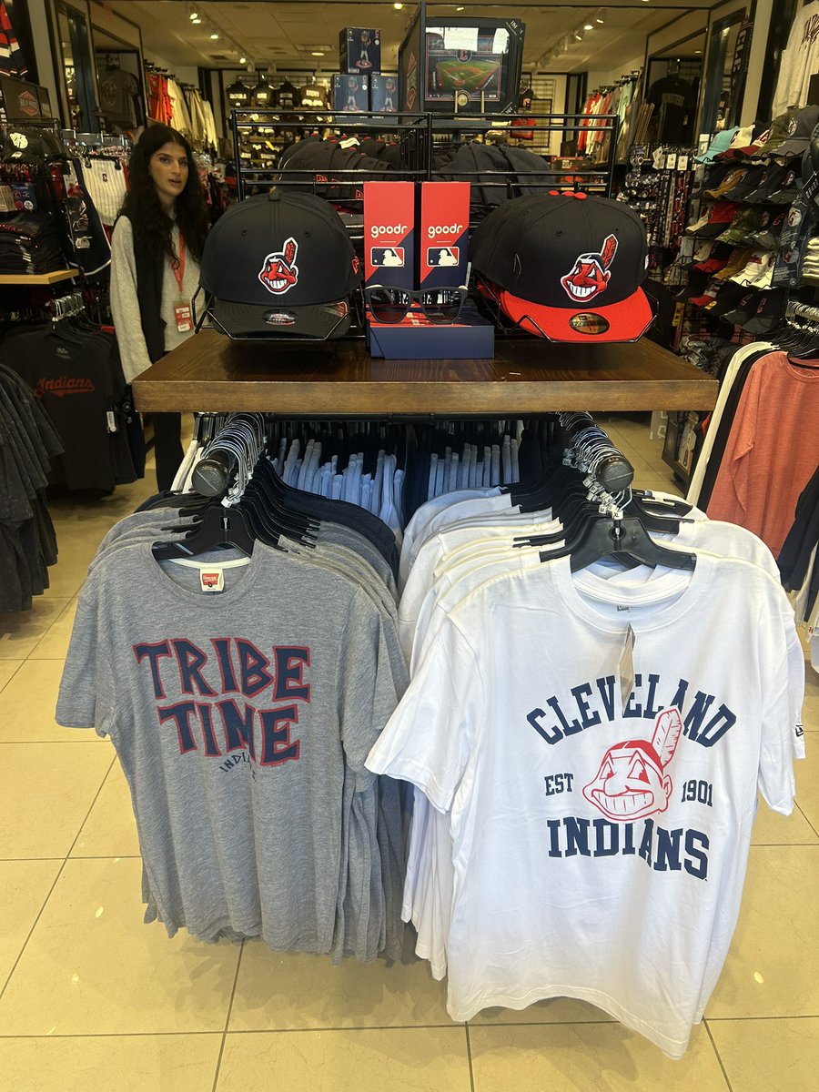 Rio_dege's tweet photo. RH @ Crocker park loaded up with wahoo Indians gear . Going fast ! But great to see https://t.co/Wc6u4KKExC