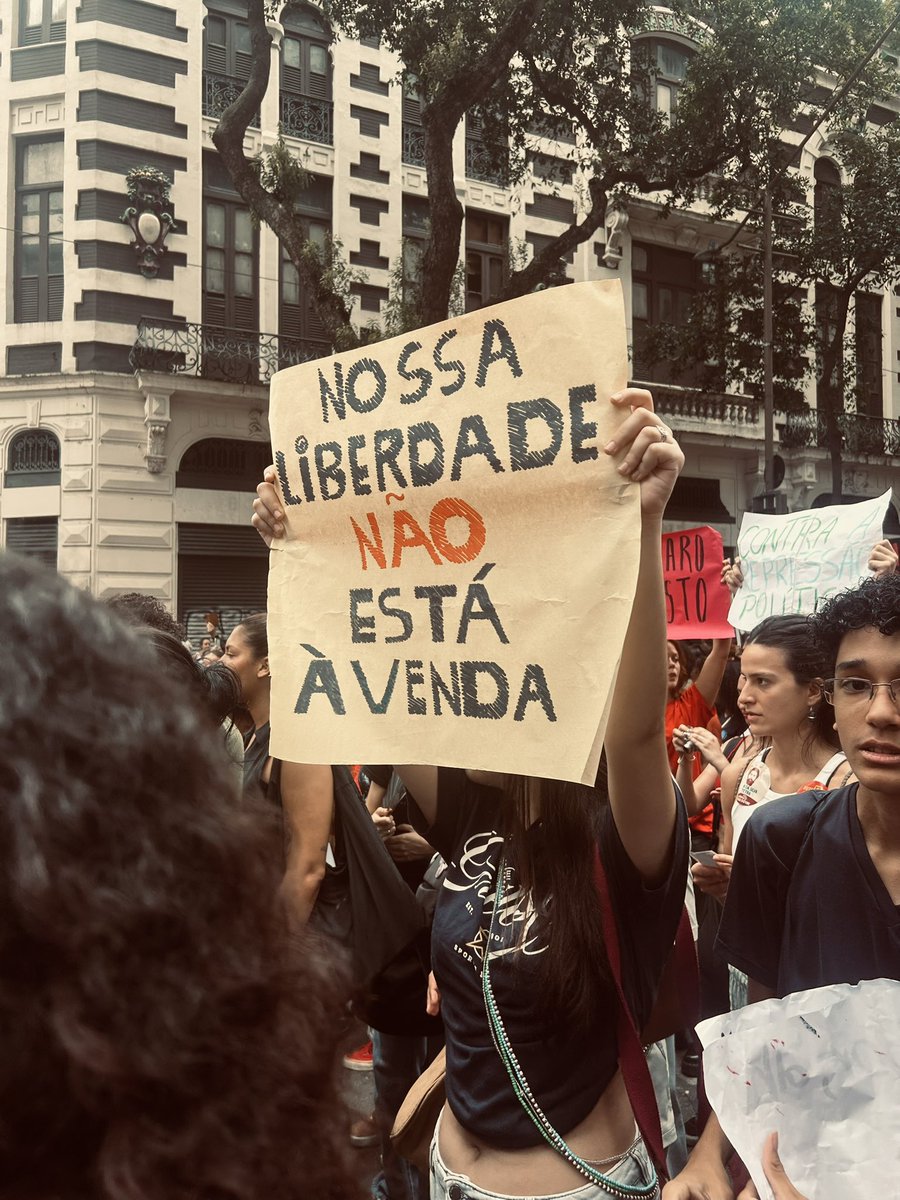 laracastanha's tweet photo. lutaremos até o fim para nossa liberdade! ❤️⭐️⭐️❤️ https://t.co/6yUSSVojx9