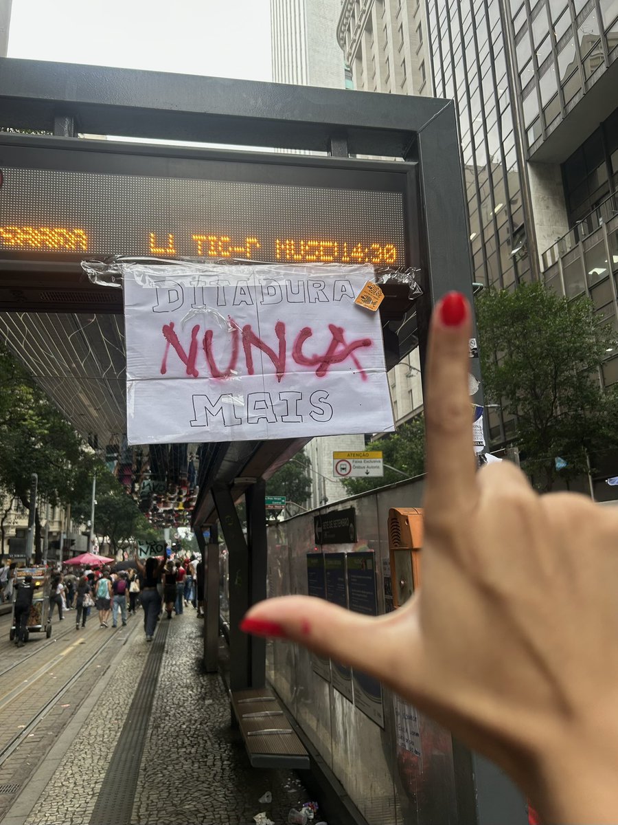 laracastanha's tweet photo. lutaremos até o fim para nossa liberdade! ❤️⭐️⭐️❤️ https://t.co/6yUSSVojx9