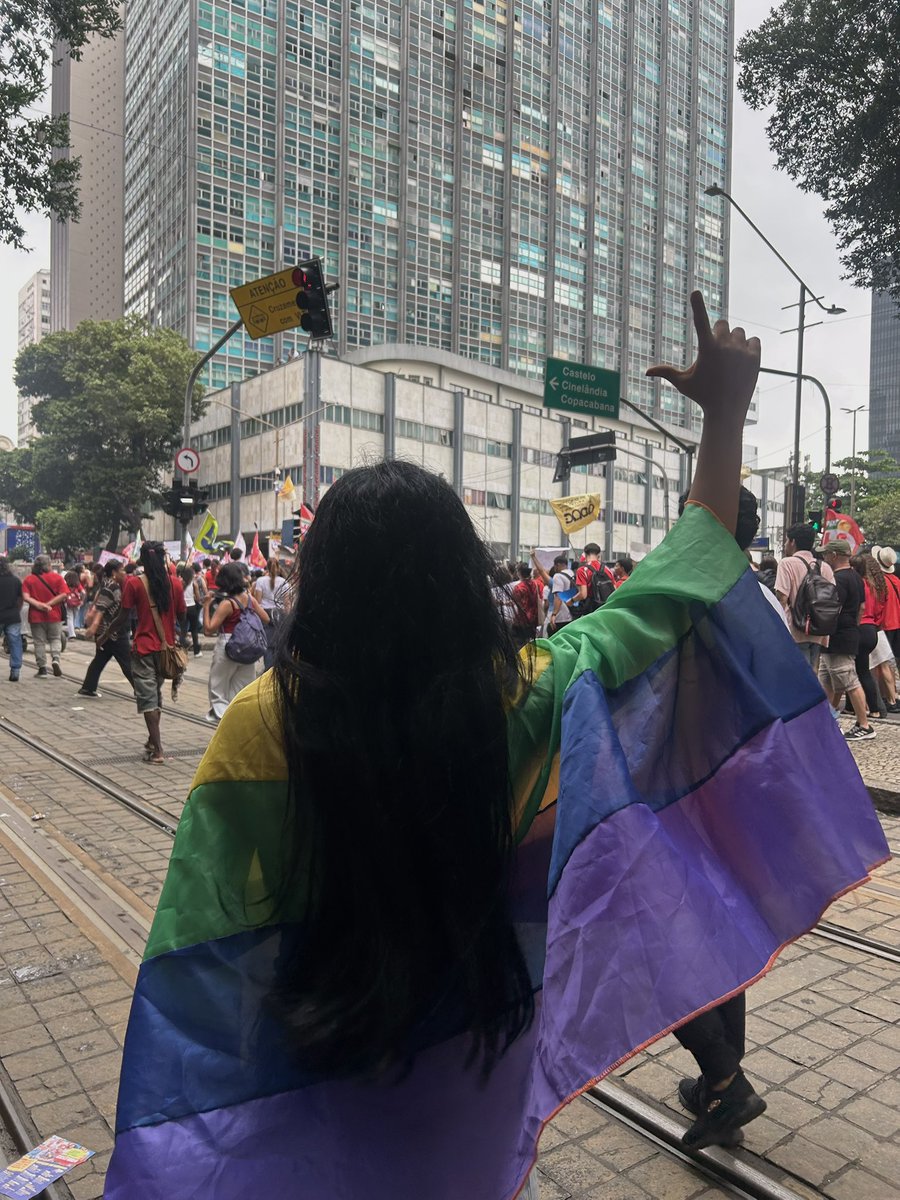 laracastanha's tweet photo. lutaremos até o fim para nossa liberdade! ❤️⭐️⭐️❤️ https://t.co/6yUSSVojx9