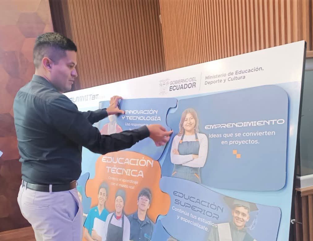 EducacionZ3_Ec's tweet photo. [CHIMBORAZO]  En Riobamba, participamos en el Summit BT 2026, “Talento Técnico para Transformar el Futuro”  encuentro que reafirma nuestro compromiso con el #BachilleratoTécnico, impulsando el talento de nuestros estudiantes y fortaleciendo nuevas oportunidades. 🚀💡 https://t.co/EIx0WaDPuS