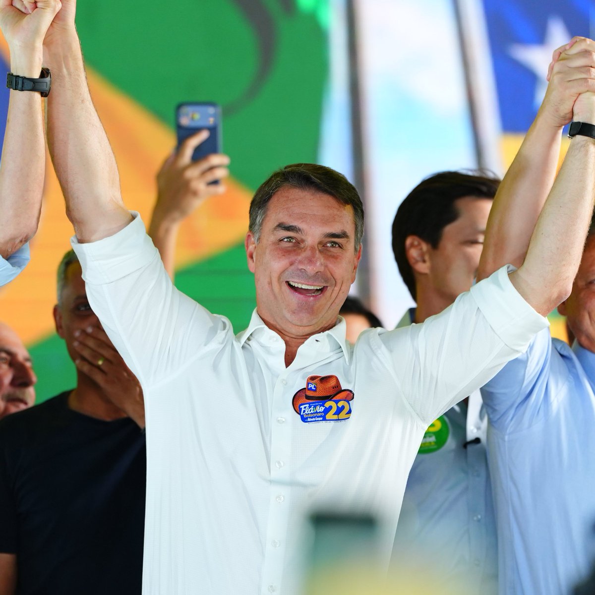 eixopolitico's tweet photo. 🇧🇷 Miguel Reale Jr., um dos autores do impeachment de Dilma Rousseff, rechaça voto em Flávio Bolsonaro (PL) no 2º turno. Segundo ele, Flávio “pretende anistiar os golpistas de 8 de janeiro, a começar por seu chefe, o pai”, e votar nele é “legitimar o golpe”.

Em postagem nas redes, Reale Jr. reconheceu o “desgaste” do PT, mas disse que “com os governos petistas não se instala a apologia ou a tentativa de golpe”.