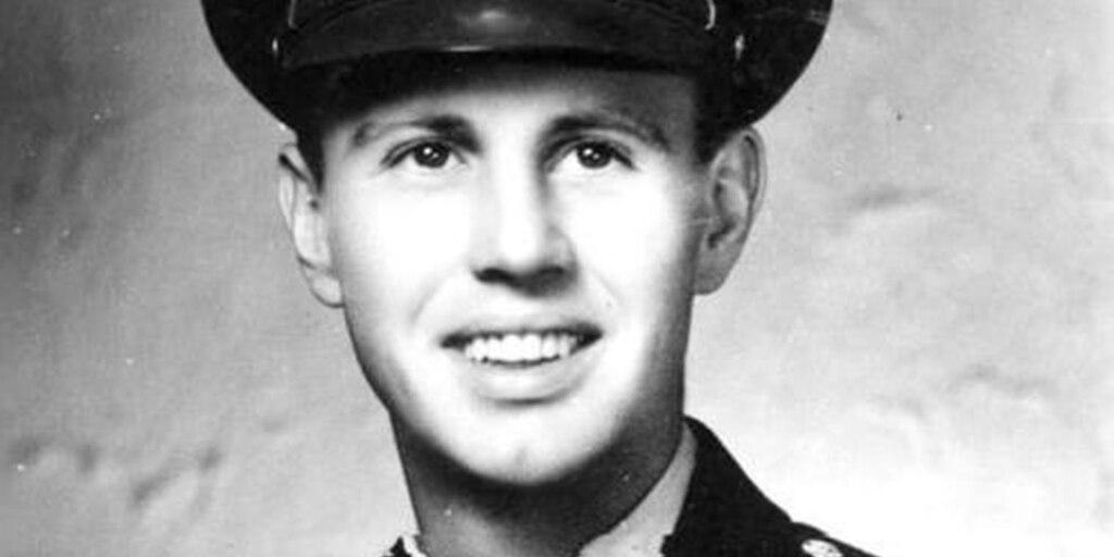 xPrinceJuba's tweet photo. The man who fell 22,000 feet
In 1943, American airman Alan Magee fell from a B-17 bomber over France without a parachute.

He plunged roughly 22,000 feet toward the ground—but somehow survived after crashing through the glass roof of a railway station.

Badly injured, Magee was captured by German soldiers. A German doctor treated him and saved his life.

He survived the war, later earned his pilot’s license, and lived until 2003.

He was 84.

He fell from the sky with no parachute and lived for another 60 years. ✈️😳