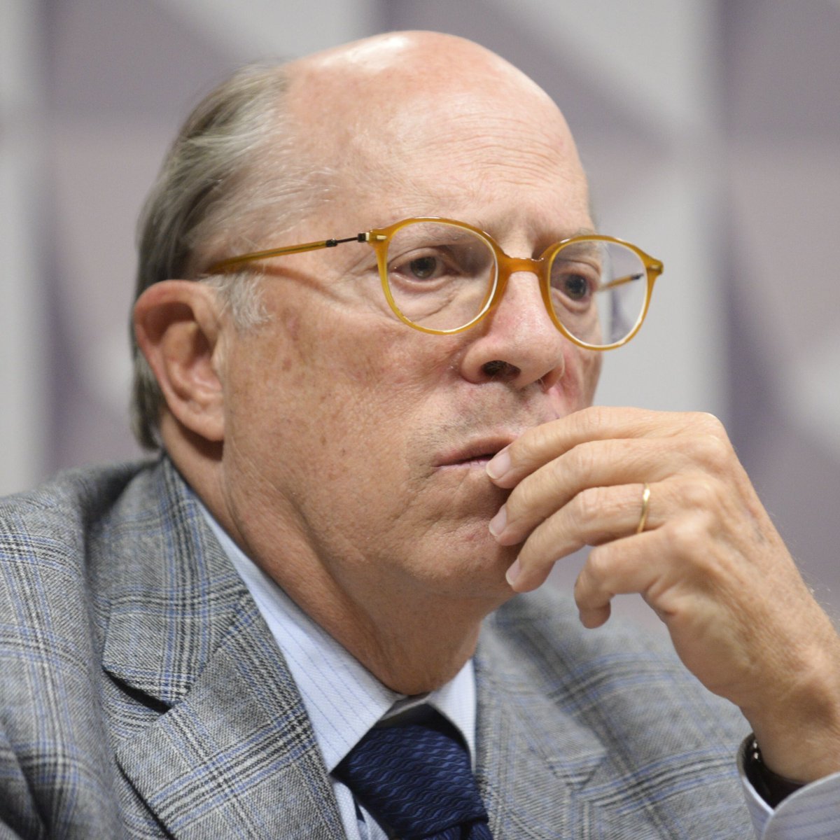 eixopolitico's tweet photo. 🇧🇷 Miguel Reale Jr., um dos autores do impeachment de Dilma Rousseff, rechaça voto em Flávio Bolsonaro (PL) no 2º turno. Segundo ele, Flávio “pretende anistiar os golpistas de 8 de janeiro, a começar por seu chefe, o pai”, e votar nele é “legitimar o golpe”.

Em postagem nas redes, Reale Jr. reconheceu o “desgaste” do PT, mas disse que “com os governos petistas não se instala a apologia ou a tentativa de golpe”.