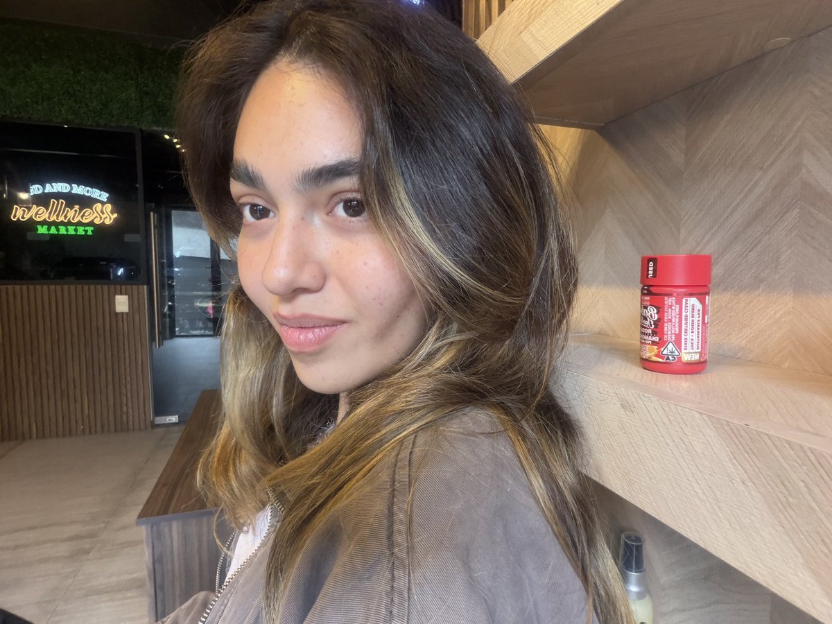 camiluna___'s tweet photo. aquí sintiéndome linda con background de drogas https://t.co/r1bpEodxYq