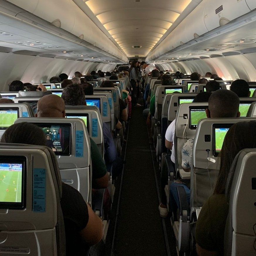 RincnCuriosoo's tweet photo. Una mujer sufrió un ataque cardíaco en pleno vuelo y tuvo una coincidencia increíble: 15 cardiólogos viajaban en el mismo avión rumbo a un congreso. Los médicos acudieron a auxiliarla y lograron salvarla. https://t.co/Rknf8KEYJ7