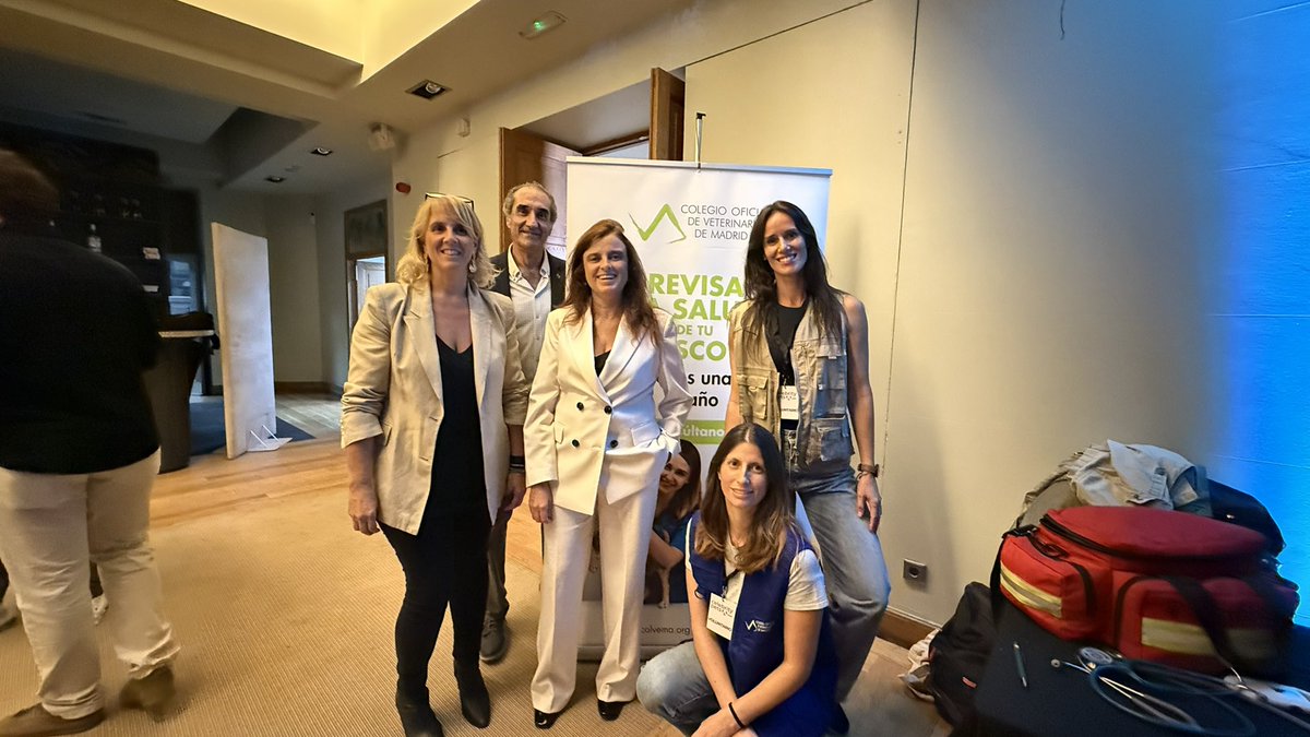 COLVEMA's tweet photo. La profesión veterinaria, protagonista en los II Celebrity Pets Awards.

Guadalupe Miró y Víctor Algra fueron reconocidos con los premios Ciencia y Salud. En representación del Colegio de Veterinarios de Madrid, Manuel Lázaro entregó el Premio Divulgación a Alba y Claire. https://t.co/HtPRh5JKM0